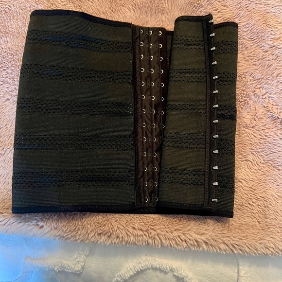 Black waist trainer, size medium - Picture 2 of 4